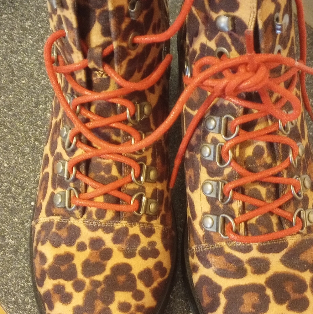 Gorgeous Leopard Print Boots - Picture 2 of 4